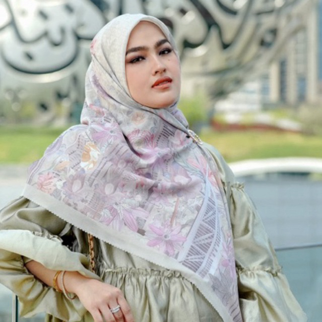 Preloved Buttonscarves Dubai Ivory