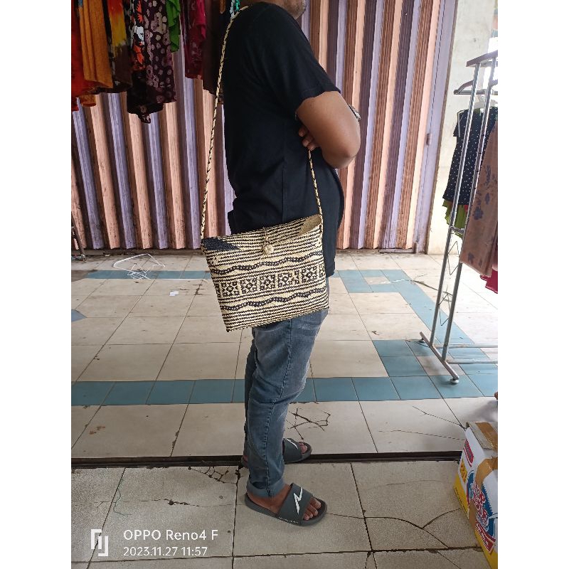 TAS CEWE/WANITA. TAS ROTAN TALI SELEMPANG KHAS KALIMANTAN