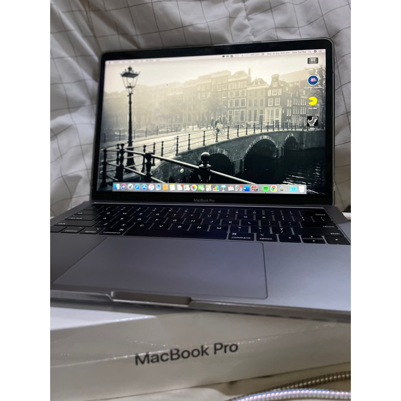 Macbook Pro 13 touch bar 2019  ( Ibox + dus )