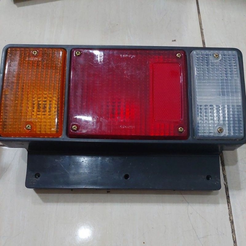 Lampu belakang isuzu elf