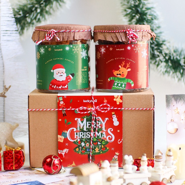 

TIPE YPA028 Hampers Natal / Christmas Hampers - Oatmeal Cookies 2 Jar + FREE KARTU + TALI + VOUCHER + BUBBLE WRAP | LUCKYBITE