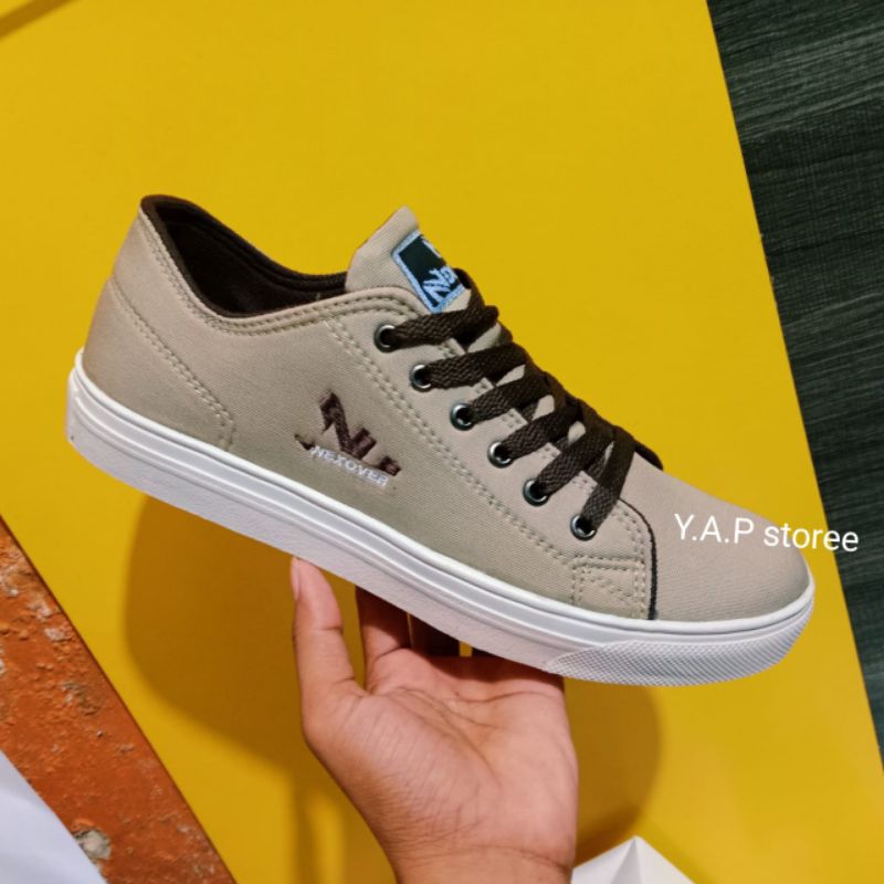 Sepatu Pria Sneaker Putih Krem Casual Keren Murah 100%