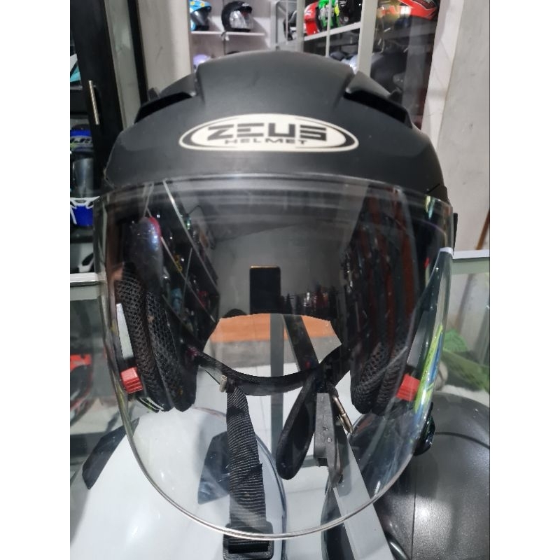 Helm Zeus 611 C bekas pakai
