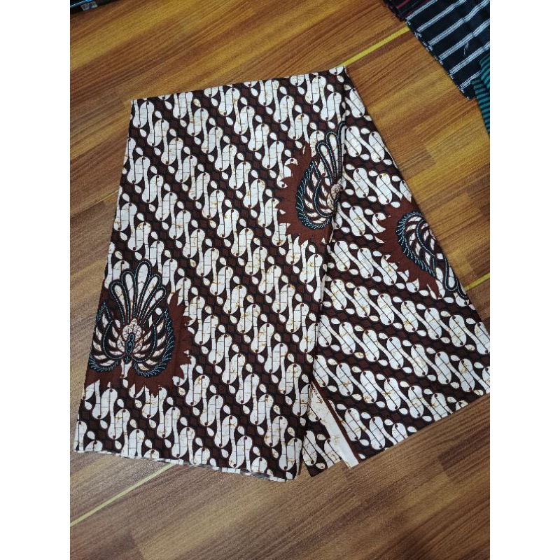 Bahan jarik batik dengan motif lereng ceplok garuda jogjaan