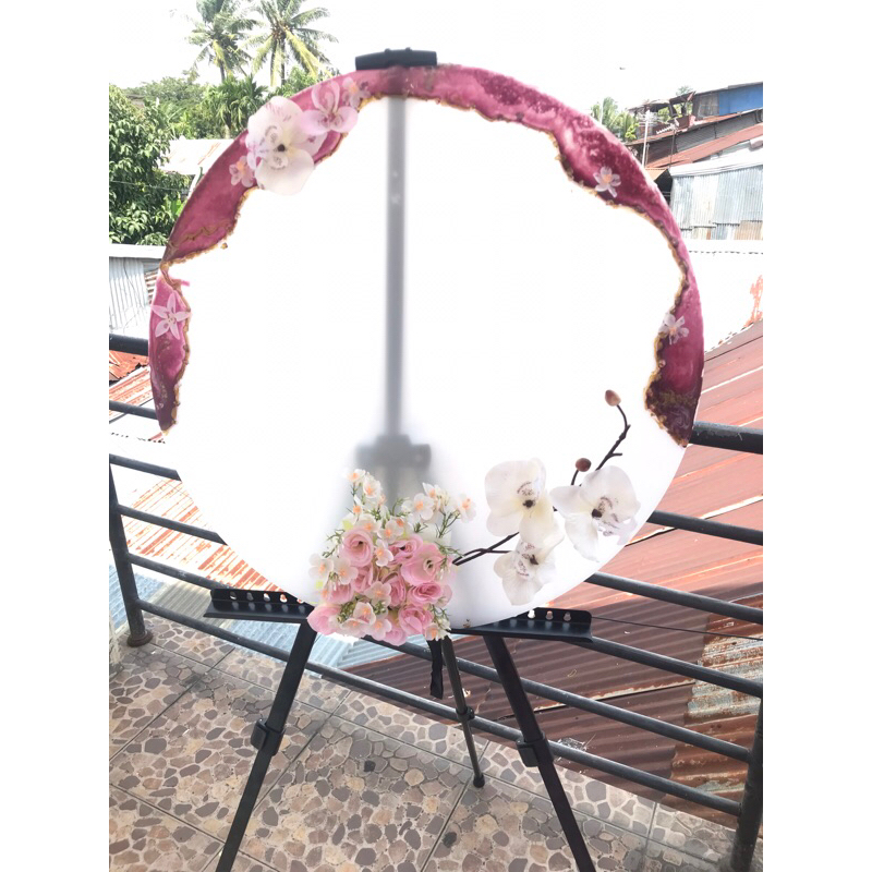 papan resin marble beserta bunga warna maroon