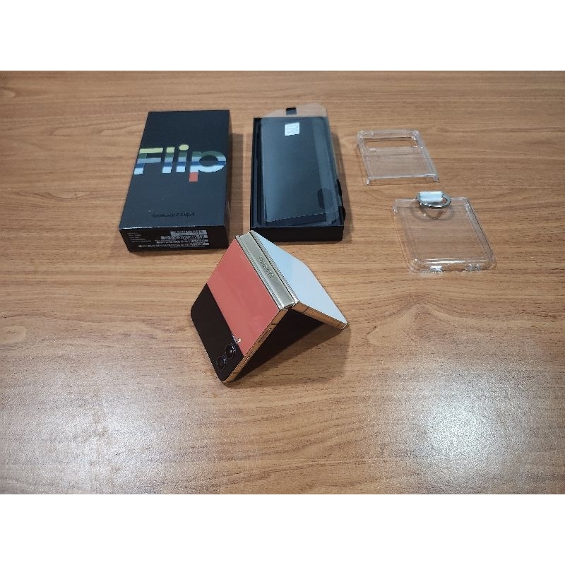 SAMSUNG Z FLIP 4 BESPOKE RED AND WHITE