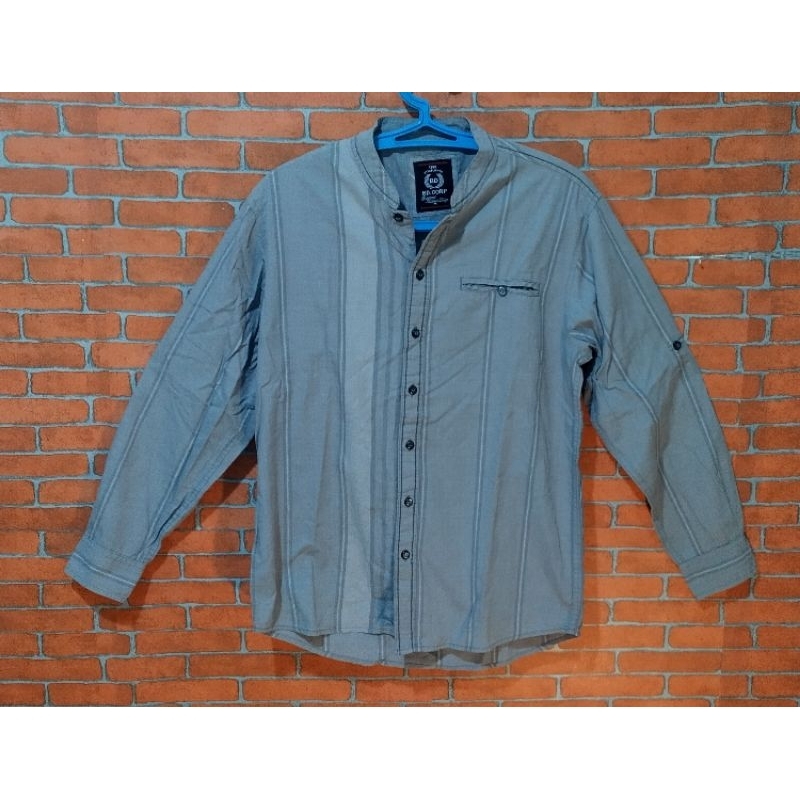 PRELOVED BD.CORP ORI KEMEJA PRIA ABU GARIS2 (Size M) (LD=100cm x T=70cm)