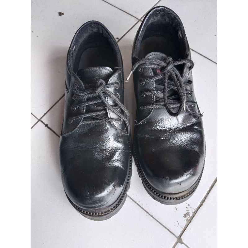 Sepatu safety second