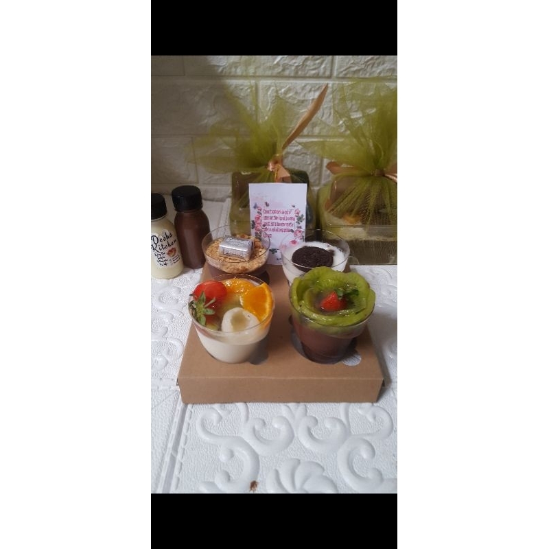 

hampers premium isi 4