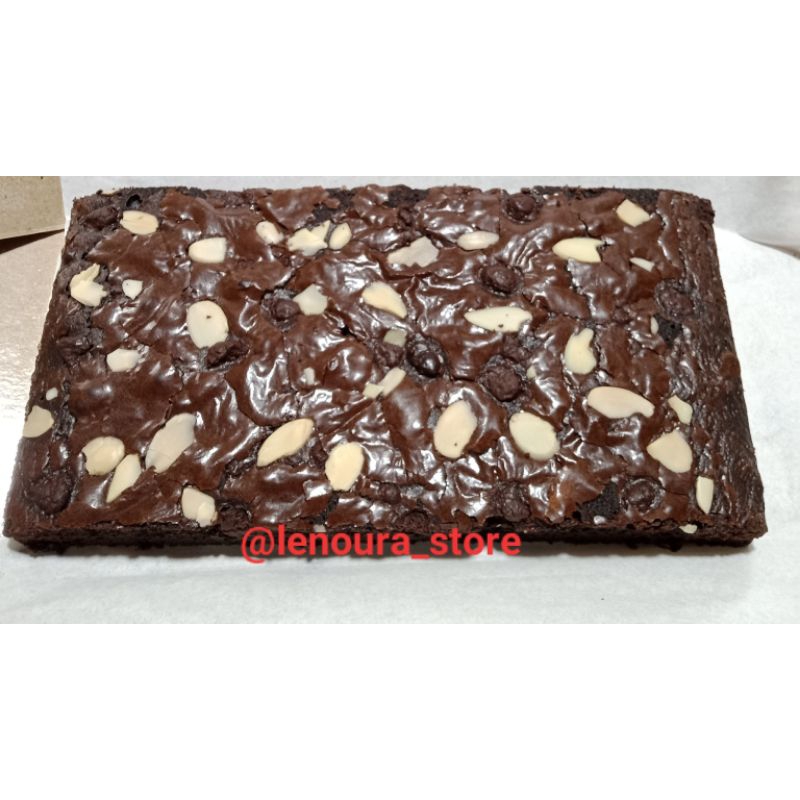 

Brownies Panggang Topping Almond Chocochips - Homemade Ukuran 20x10x3 cm