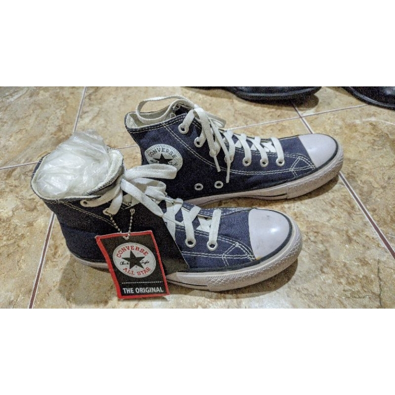 Sepatu sekolah Converse
