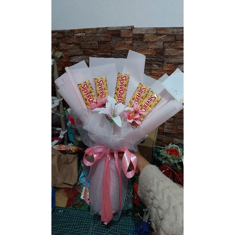 

BUKET WISUDA BUKET COKLAT SILVER QUEEN CUSTOM