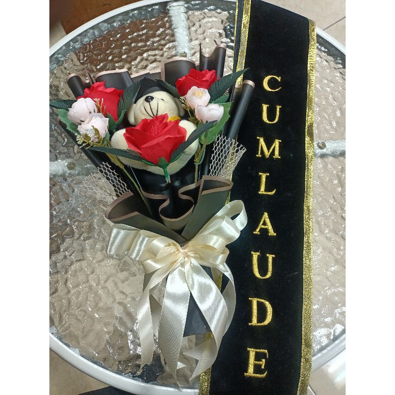 ready stok sehari jadi paket selempang + topi wisuda + buket + piala boneka + x banner