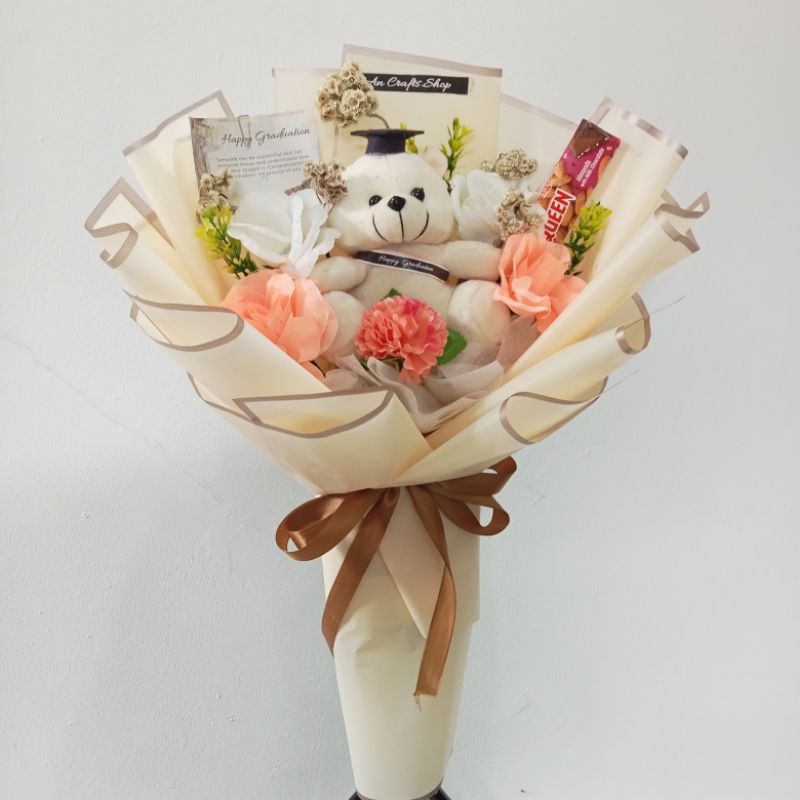 

BUKET BONEKA WISUDA CEWEK COWOK / BUKET GRADUATION UK MEDIUM / BUKET HAPPY GRADUATION MURAH / BUKET COKLAT MIX BONEKA BUNGA ELEGAN