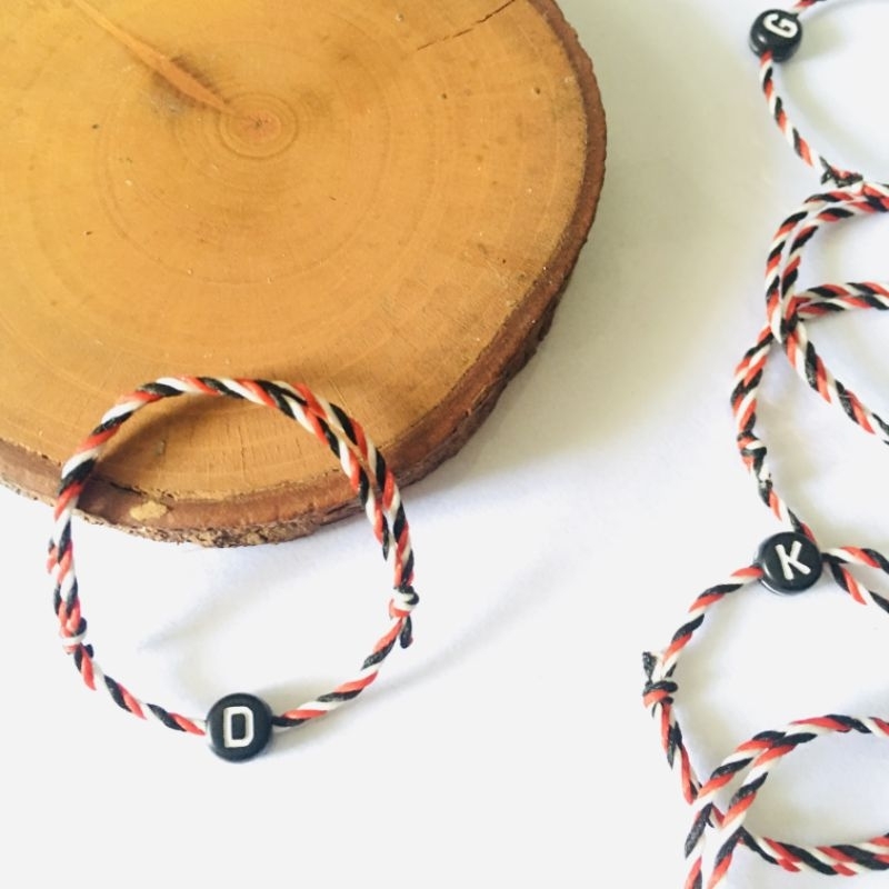 gelang bayi tali tridatu inisial huruf alfabet