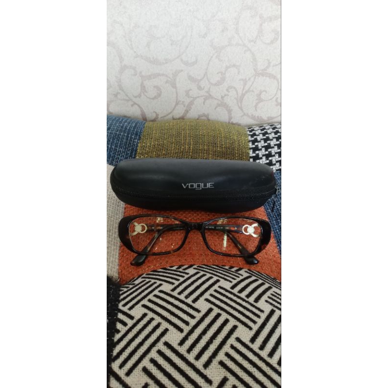kacamata baca Vogue