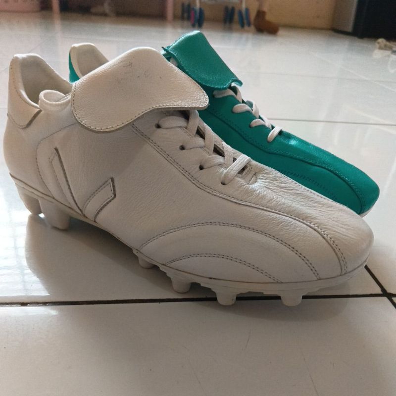 sepatu bola volosh lea