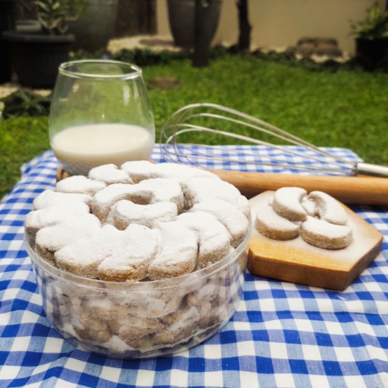 

Kue Kering Putri Salju Mede 500gr & 400ml