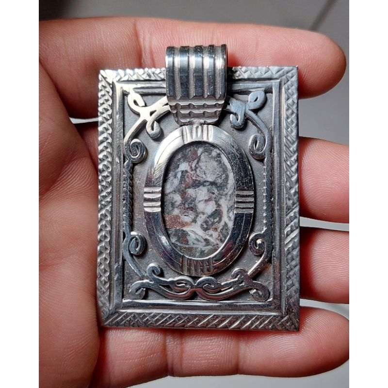 Batu gambar jenis badar besi liontin