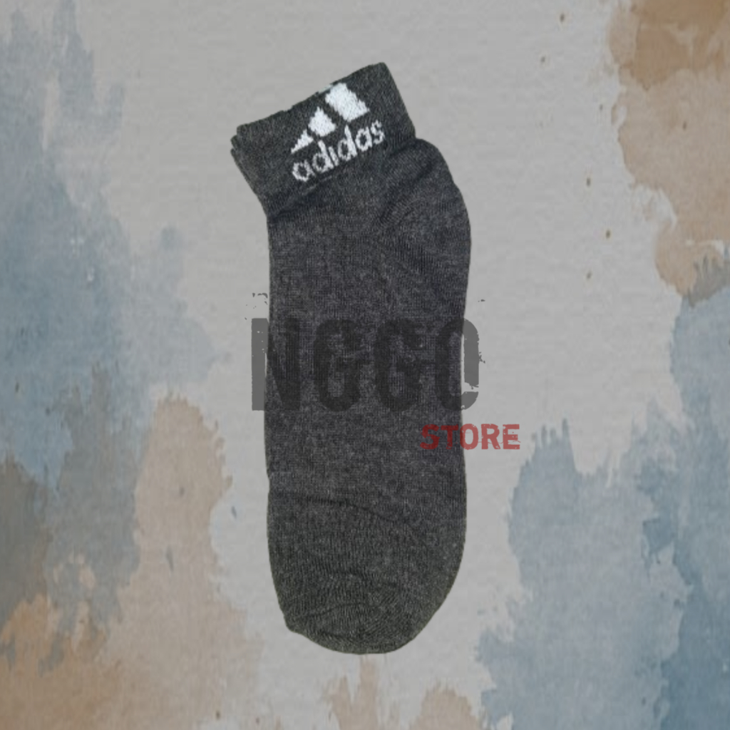 Kaos kaki sport Adidas warna Grey/Abu Tua diatas mata kaki