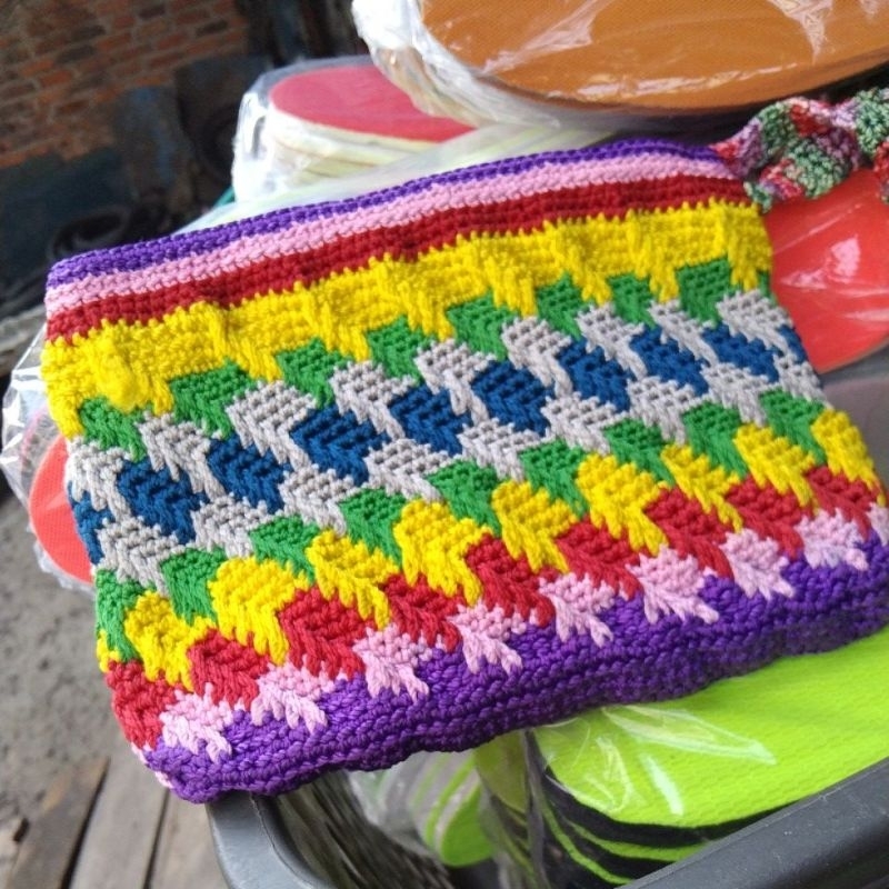 dompet rajut motiv kubik rainbow 21x16 cm ada furing, bhn polyindo