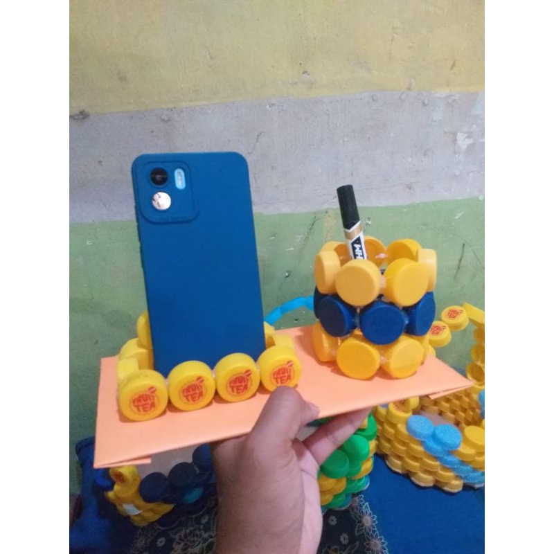 

Holder Hp dan Tempat Pensil Dari Tutup Botol/Kerajinan Dari Tutup Botol/Daur Ulang Barang Bekas/Tugas Prakarya