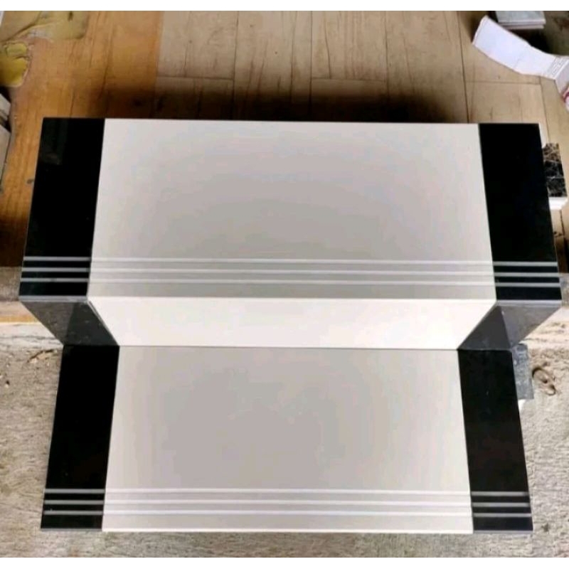 Granit anak tangga cream Lis hitam ukuran 30x60/20x60