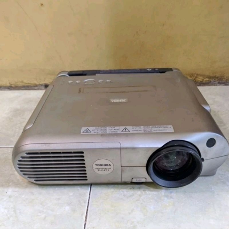 PROYEKTOR TOSHIBA LCD PROJECTOR MODEL TLP471Z LENSA PROJECTOR BEKAS