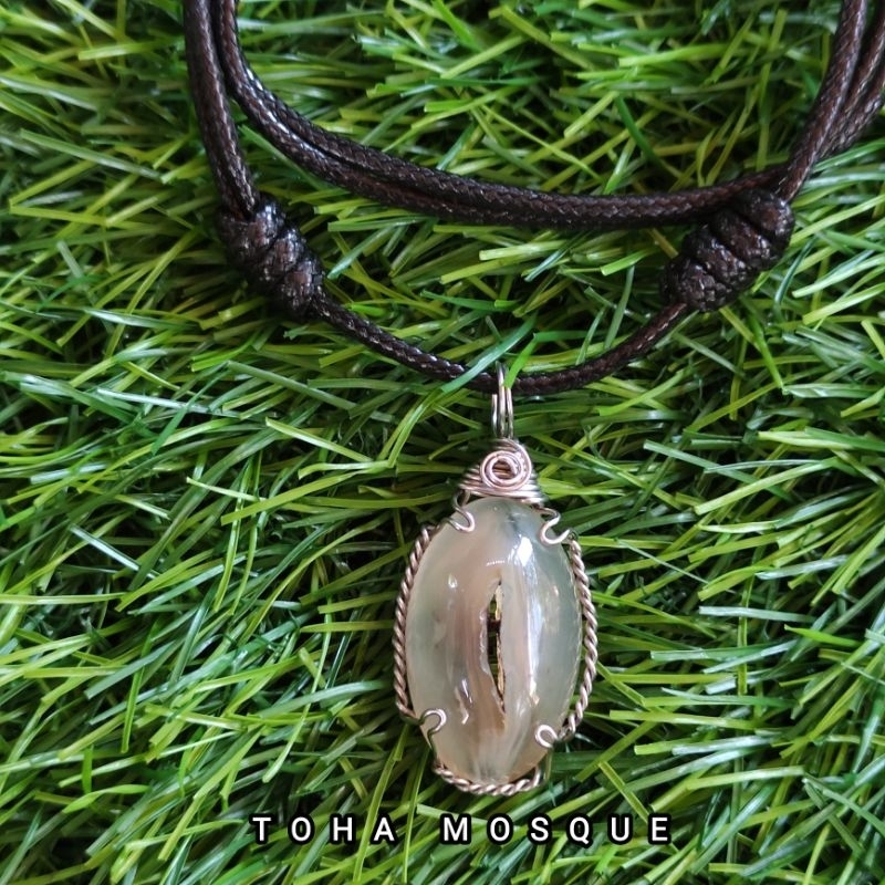 kalung liontin etnik batu combong titanium natural