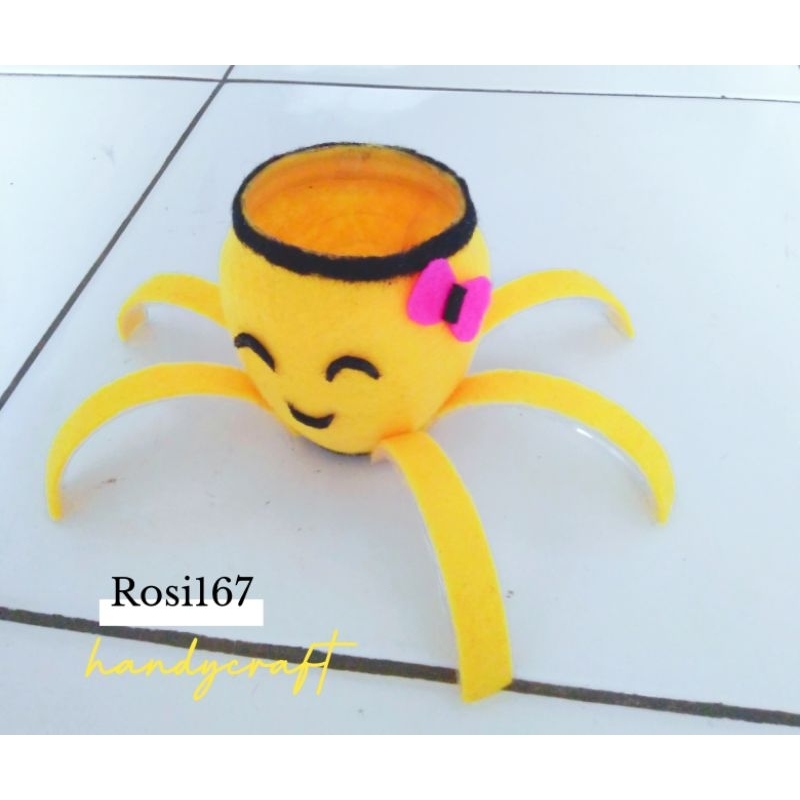 

tempat pensil karakter gurita ( botol bekas )