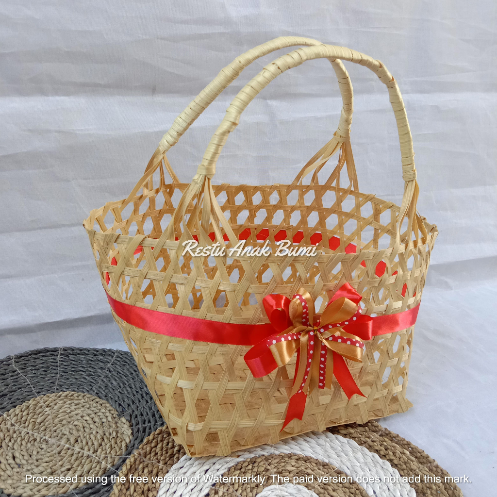 

Tas Besek 25cm x 25cm Pita | tas hampers | tas parcel | tas anyaman bambu | wadah buah | wadah makanan | wadah kue kering | wadah oleh-oleh | wadah parcel | wadah hampers | wadah sirup | wadah kue kaleng | handbag | wadah tas belanja | gift box