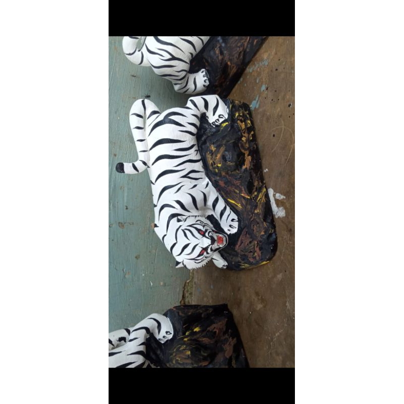 pajangan macan putih ekor ke atas