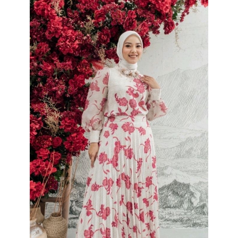 Klamby Lagosi Blouse  ( Size L ) +  Pleated Skirt Magnolia ( Size M/L )+ Daily Scarf Lagosi Rauge