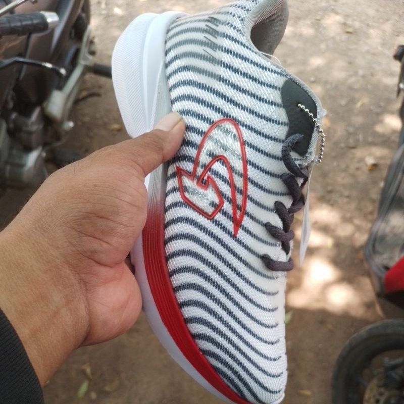 Sepatu running hyougen