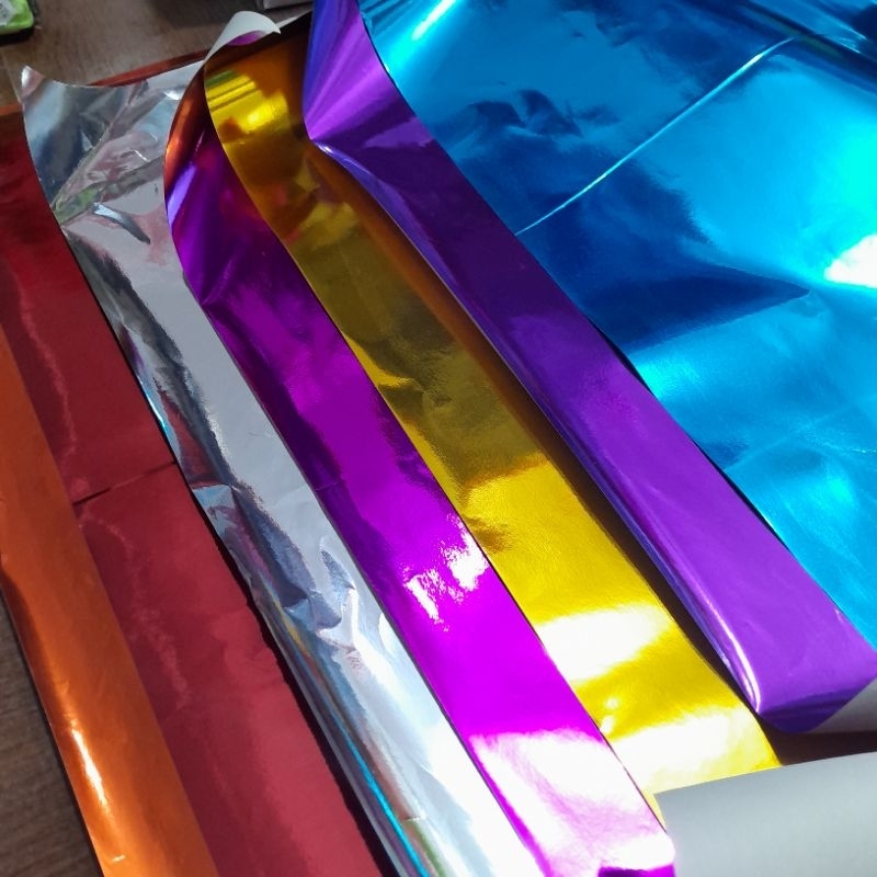

KERTAS METALIK, KERTAS PEMBUNGKUS BUKU METALIK MENGKILAP