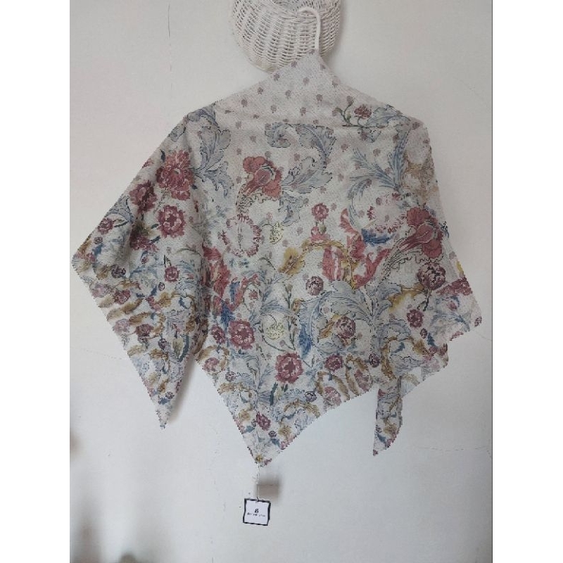 Buttonscarves Royale White