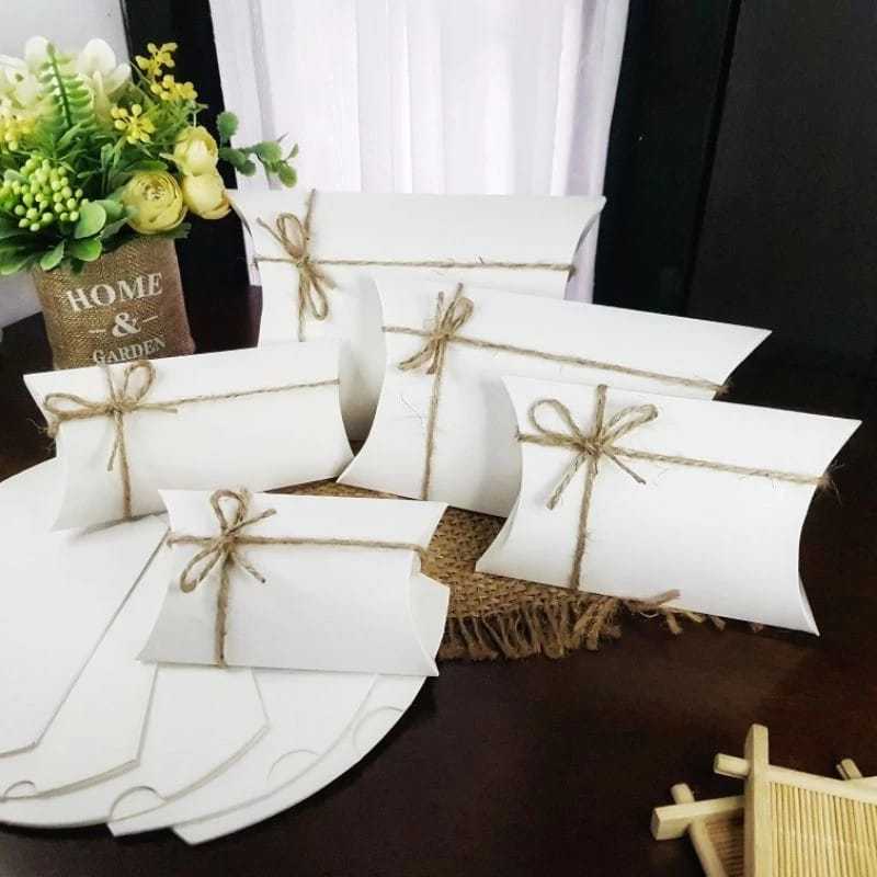 

PILLOW BOX/ /PILOW BOX PUTIH BAHAN IVORY 250 GSM/PILLOW BOX