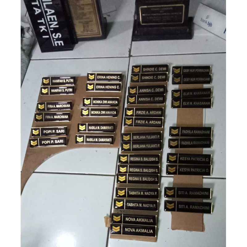 

nametage / papan nama
