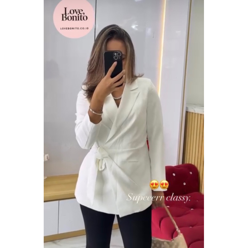 blazer putih love bonito