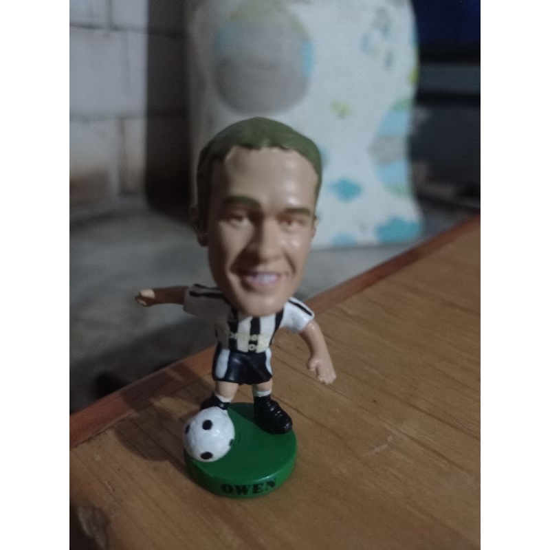 action figure/pajangan pemain bola legend Liverpool Micheal Owen