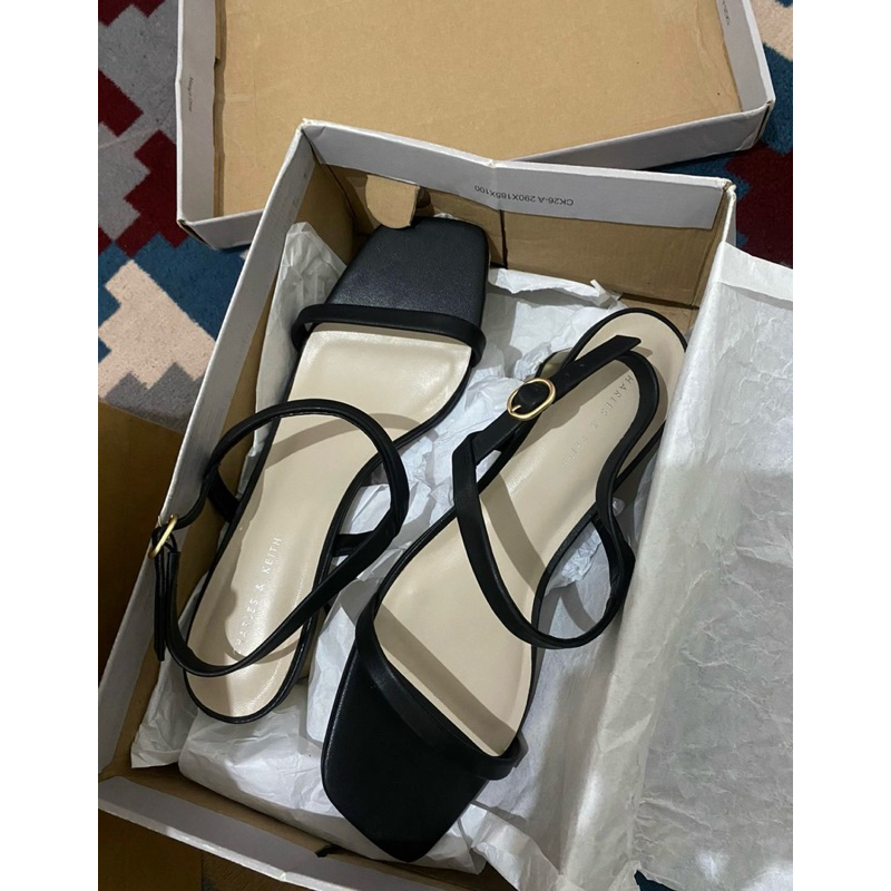 Sendal Charles and keith