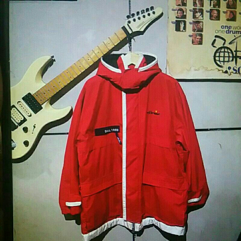 jaket merah elese
