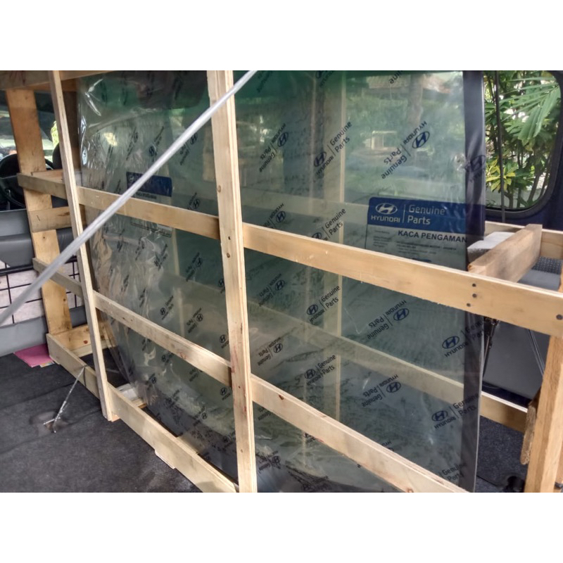 kaca depan hyundai trajet