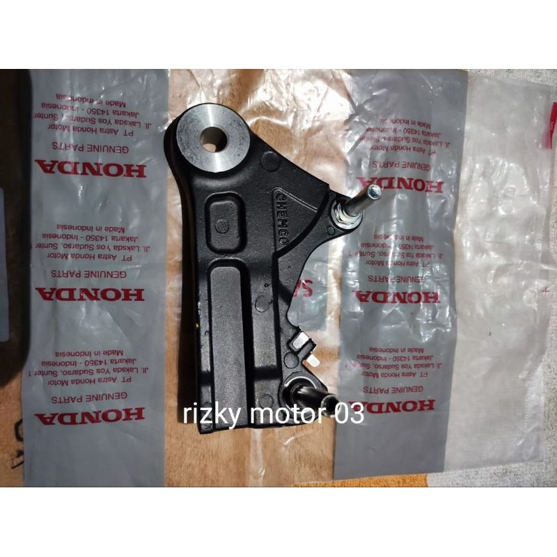 breket dudukan kaliper belakang sonic 150 new original breket dudukan kaliper rem cakram belakang so