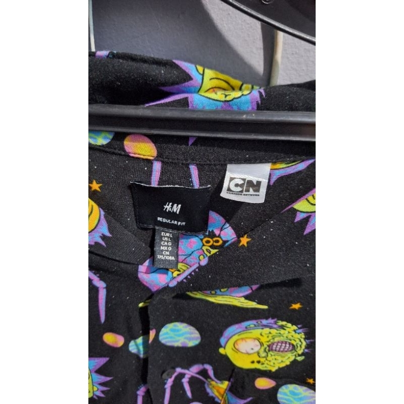 Kemeja Pria Rick and Morty X H&M Original