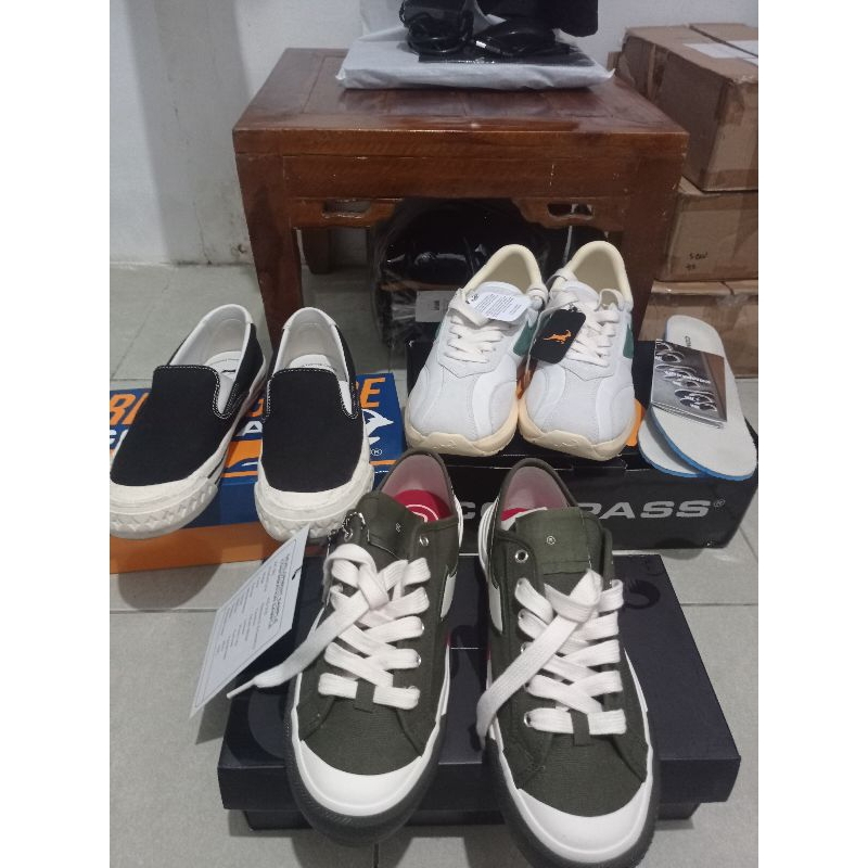 Sepatu Compass slip on