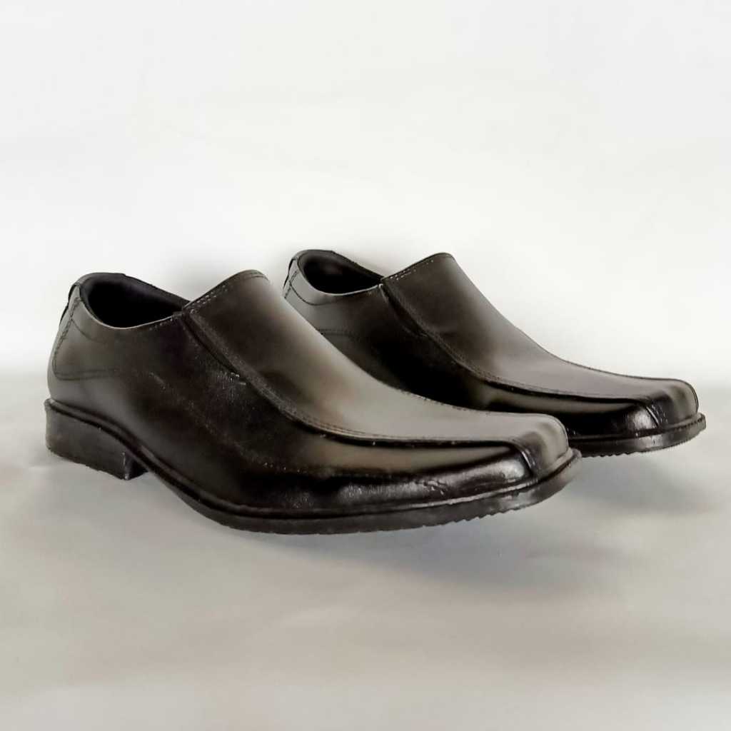 Sepatu Pantofel Estado BJM 60l Hitam