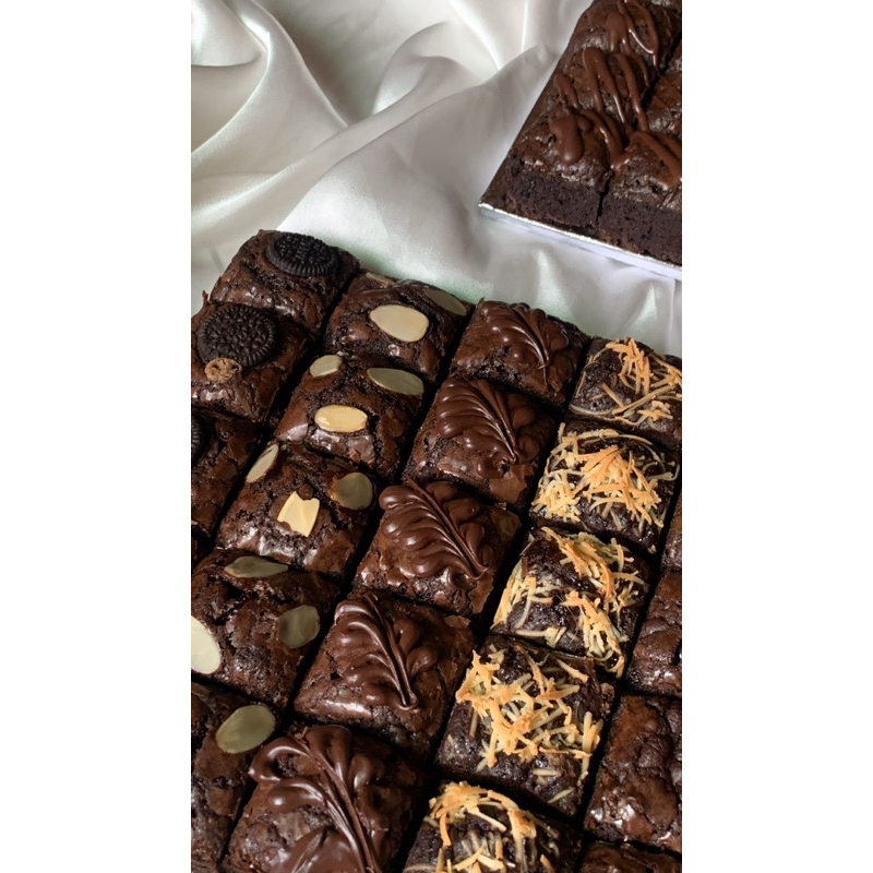 

Fudgy Brownies w/ Toping