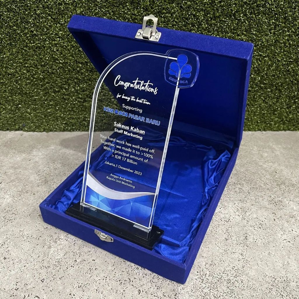 Plakat, plakat akrilik, plakat akrilik wisuda, plakat weding, plakat penghargaan, plakat akrilik cus