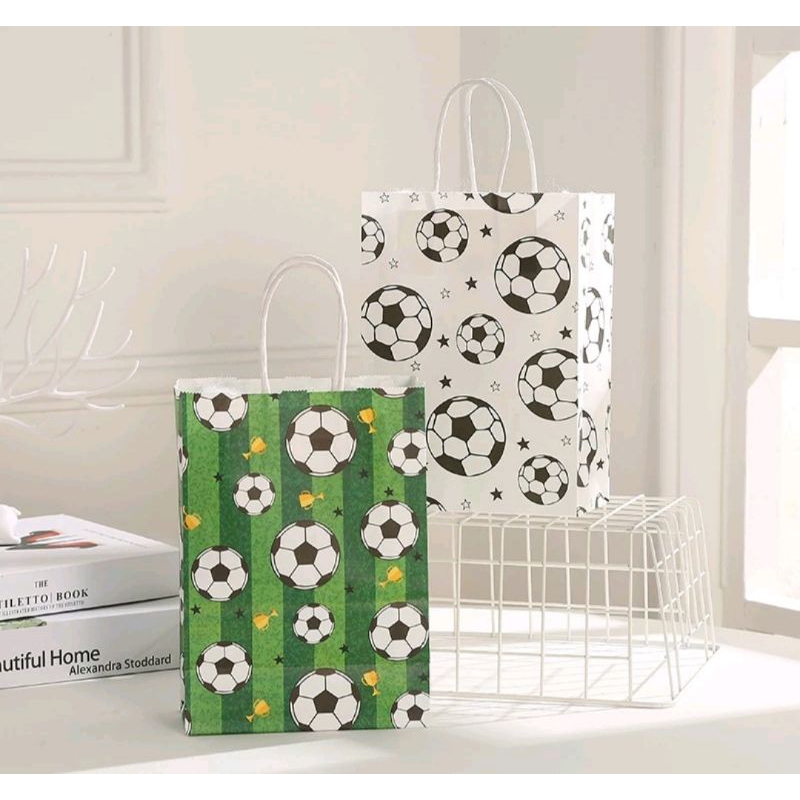 

Paper bag motif Bola Olahraga anak cowo/ Paperbag goodiebag anak ulang tahun/Tas Kado motif Sport Sepakbola Basket Football Voli